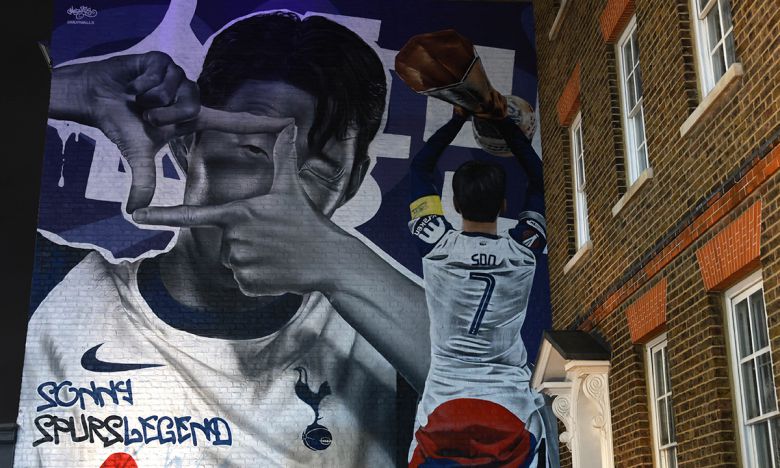 토트넘 홋스퍼가 손흥민의 업적을 기념하기 위해 제작한 벽화가 10일 공개됐다. 손흥민의 시그니처인 ‘찰칵 세리머니’ 장면과 2024∼2025 유로파리그 우승 트로피를 들어 올리는 뒷모습이 담겨 있다. 런던=EPA연합뉴스