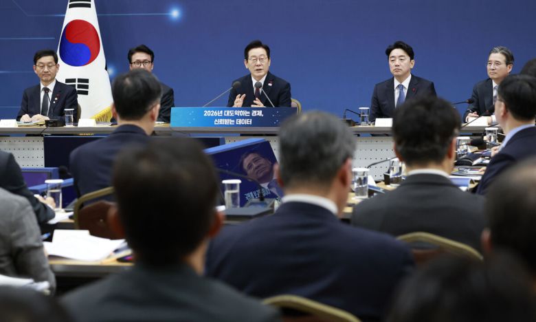 “인사 문제 있다면 텔레그램 달라” 이재명 대통령이 11일 세종시 정부컨벤션센터에서 열린 기획재정부-국가데이터처 업무보고에 참석해 발언하고 있다. 이 대통령은 이날 “공직사회에 심각한 인사 문제가 있다면 익명 텔레그램으로라도 보내달라”며 즉각 시정하겠다고 말했다. 세종=뉴시스