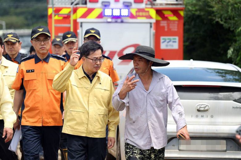지난 7월 홍수피해를 입은 경기 가평군을 방문한 김동연 경기도지사(오른쪽 두 번째). 경기도 제공