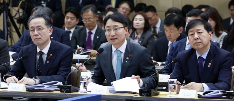 임광현 국세청장이 11일 세종시 정부세종컨벤션센터에서 열린 ''2026년 대도약하는 경제, 신뢰받는 데이터'' 기획재정부(국세청·관세청·조달청)-국가데이터처 업무보고에서 이재명 대통령의 질문에 답하고 있다. 오른쪽부터 구윤철 부총리 겸 기획재정부 장관, 임광현 국세청장, 이형일 기재부 1차관. 대통령실통신사진기자단