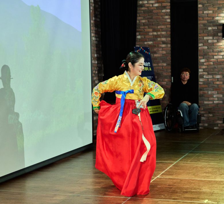 한국무용가 김영민씨가 ‘입춤’을 선보이고 있다. 한국장애예술인협회 제공