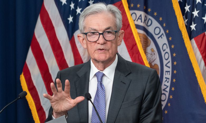 제롬 파월 미국 연방준비제도(Fed·연준) 의장이 10일(현지시간) 워싱턴에서 열린 기자회견에서 기준금리 인하 결정 배경을 설명하고 있다. 워싱턴=신화통신