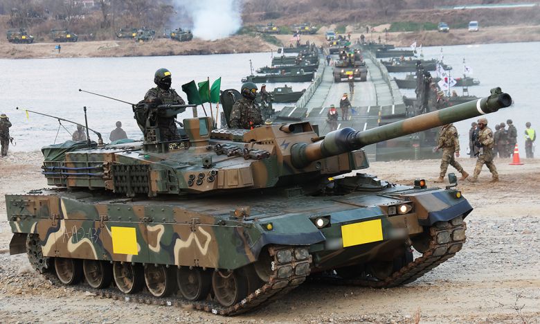 육군 제11기동사단 K-2 전차가 육군 제7공병여단과 미2사단/한미연합사단 예하 다목적 교량중대가 함께 구축한 부교를 도하하고 있다. 연합뉴스