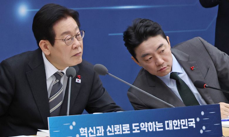 이재명 대통령이 12일 세종시 정부세종컨벤션센터에서 열린 과학기술정보통신부·개인정보보호위원회 업무보고에서 참석자 발언을 듣고 있다. 오른쪽은 강훈식 대통령 비서실장. 연합뉴스