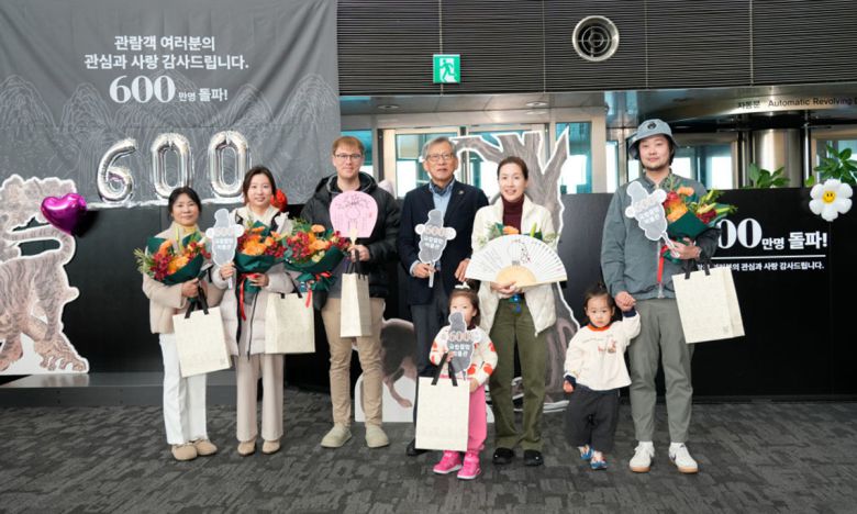 11일 서울 용산구 국립중앙박물관에서 유홍준 국립중앙박물관 관장(왼쪽 네번째)이 600만번째 관람객 노용욱씨(왼쪽 여섯번째) 가족 등과 함께 기념촬영을 하고 있다. 뉴스1