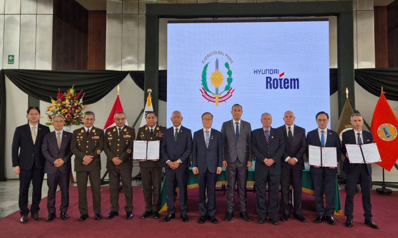 이용배 현대로템 사장이 9일(현지시간) 페루 리마에서 열린 K-2 전차 및 K-808 차륜형장갑차 공급총괄 합의 체결식에서 참석자들과 기념 촬영하고 있다. 오른쪽부터 호르헤 자파타 페루 조병창 대표, 이용배 현대로템 사장, 에르네스토 알바레스 페루 국무총리, 페르난도 로스피글리오시 페루 국회의장, 호세 헤리 페루 대통령, 이용철 방위사업청장, 세사르 디아스 페루 국방부장관, 세사르 브리세뇨 페루 육군 총사령관, 오스왈도 까예 따예도 페루 육군 총참모총장, 호르헤 아레발로 페루 육군 군수사령관, 최종욱 주페루 대한민국 대사, 김태곤 방위사업청 국제협력관. 현대로템 제공