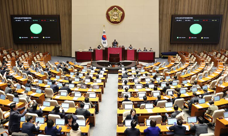 12일 국회 본회의에서 형사소송법 일부개정법률안이 통과되고 있다. 연합뉴스