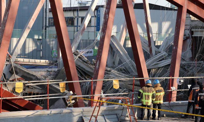 광주대표도서관 신축 공사장 붕괴 사고 이틀째인 12일 광주 재난안전대책본부 관계자들이 서구 치평동 붕괴 현장을 살펴보고 있다. 연합뉴스