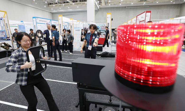 지난 9월 10일 경기 수원시 영통구 수원컨벤션센터에서 열린 '2025 공직박람회'를 찾은 관람객들이 공직에 대한 주요 채용 정보 및 다양한 참여형 체험 활동을 하고 있다. 뉴스1