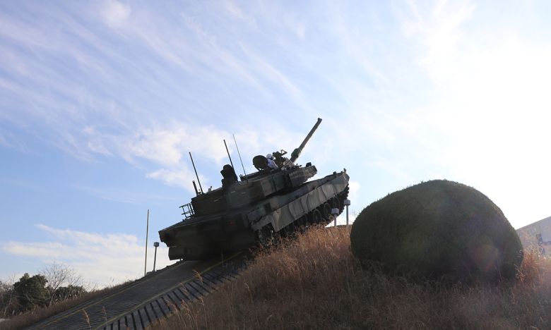 K-2 전차가 급경사를 올라가는 등판능력 시험을 하고 있다. 현대로템 제공