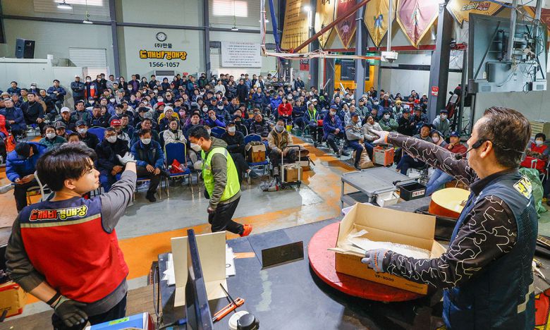 박영걸 만물도깨비경매장 회장이 경기 용인시 처인구 만물도깨비경매장에서 경매 중 입찰 경쟁이 붙자 가격을 조정하고 있다.