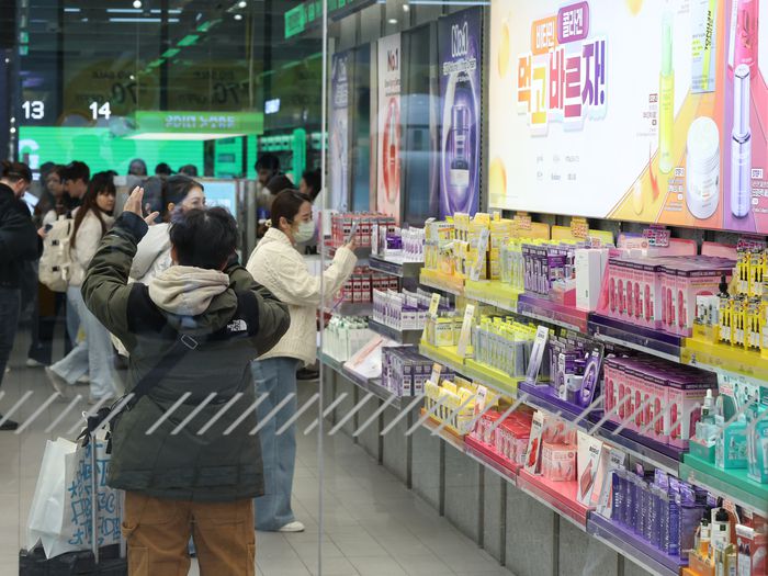 올리브영의 1위 등극은 취업 시장에서 K콘텐츠·K뷰티 산업의 위상이 한 단계 올라섰음을 보여주는 상징적 사례다. 연합뉴스 자료사진