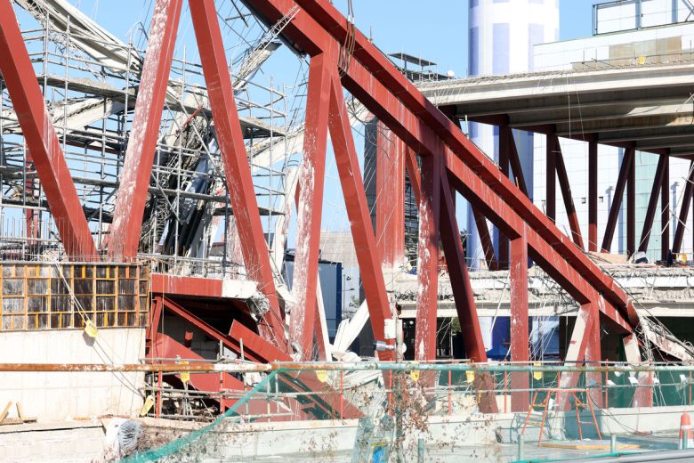 12일 오후 광주 서구 치평동(상무지구)의 광주대표도서관 공사 현장에서 레미콘 타설 중 붕괴 사고로 구조물 안정화와 보강작업을 위해 수색작업이 멈춰있다. 뉴스1