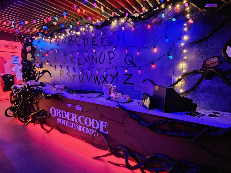 KFC 신촌역점 내 ‘기묘한 이야기’ 팝업스토어 오더코드존.