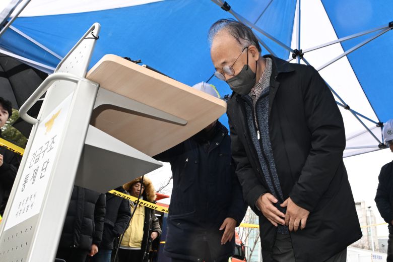 김찬석 구일종합건설 대표이사가 13일 오후 광주 서구 치평동 광주대표도서관 붕괴사고 현장 주변에서 브리핑 도중 고개를 숙이며 사과하고 있다. 뉴시스