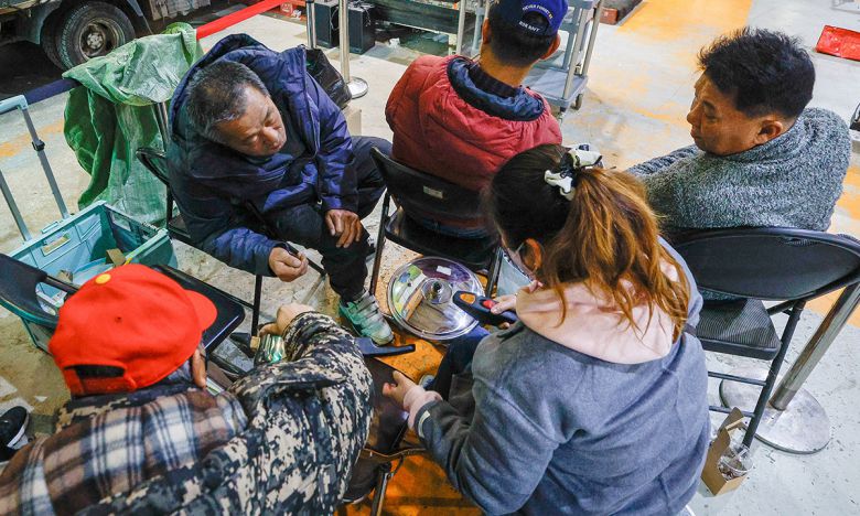 경기 용인시 처인구 만물도깨비경매장에서 경매가 열린 가운데 시민들이 입찰에 성공한 압력밥솥을 구경하고 있다.