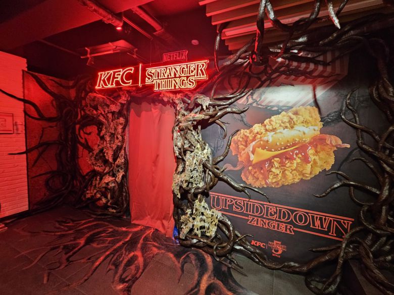 KFC 신촌역점 ‘기묘한 이야기’ 팝업스토어 입구.