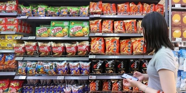 대형마트에서 고객이 상품을 고르는 모습. 연합뉴스