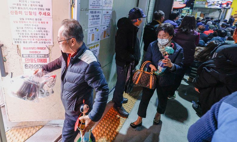 경기 용인시 처인구 만물도깨비경매장에서 경매가 열린 가운데 시민들이 입찰에 성공한 물품들을 양손 가득 들고 경매장을 나서고 있다.