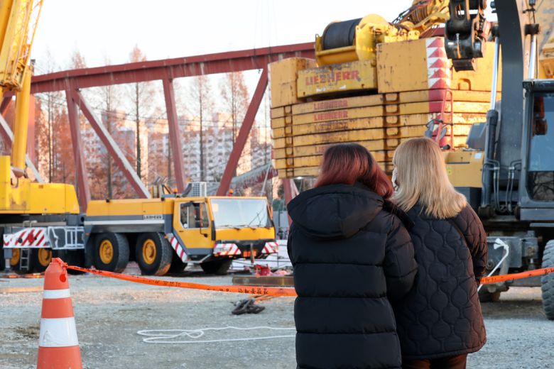 광주대표도서관 신축 공사장 붕괴 사고 이틀째인 12일 오후 광주 서구 치평동 광주대표도서관 붕괴 현장을 시민들이 바라보고 있다. 연합