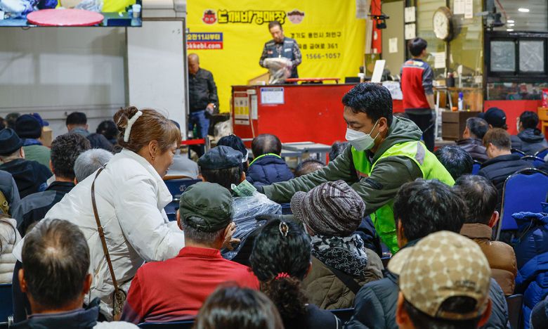 경기 용인시 처인구 만물도깨비경매장에서 경매 중 후라이팬 입찰에 성공한 시민이 물품을 받고 있다.