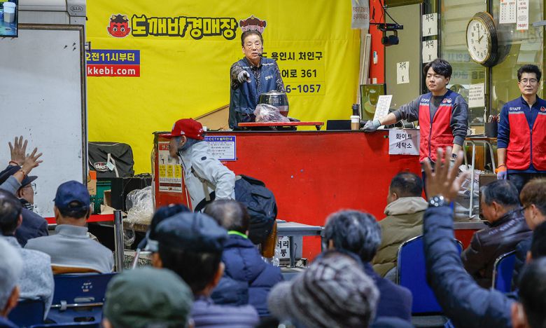 박영걸 만물도깨비경매장 회장이 경기 용인시 처인구 만물도깨비경매장에서 경매 중 먼저 손을 든 입찰자를 가리키고 있다.
