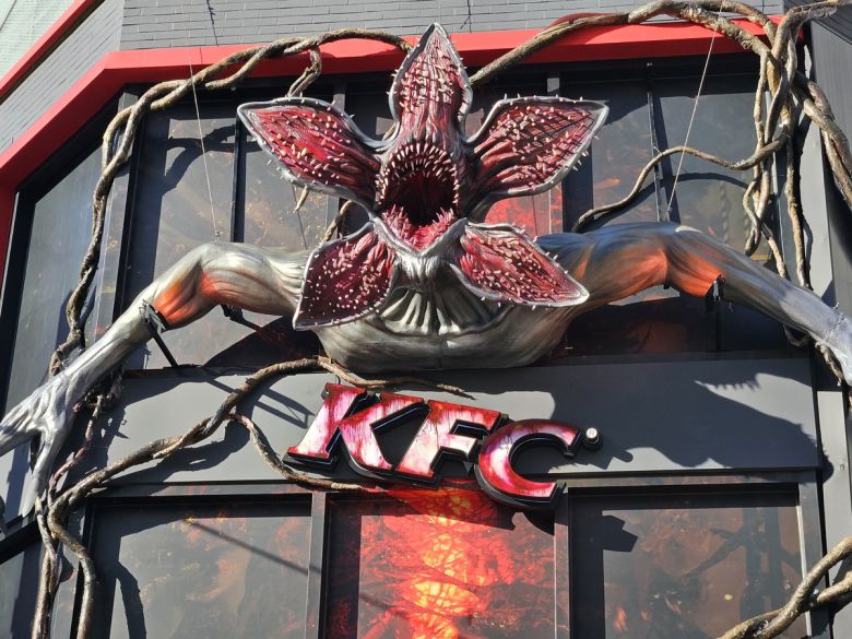 지난 4일 서울 신촌역 인근 KFC 신촌역점에 넷플릭스 ‘기묘한 이야기’ 속 데모고르곤이 입을 벌리고 있다.