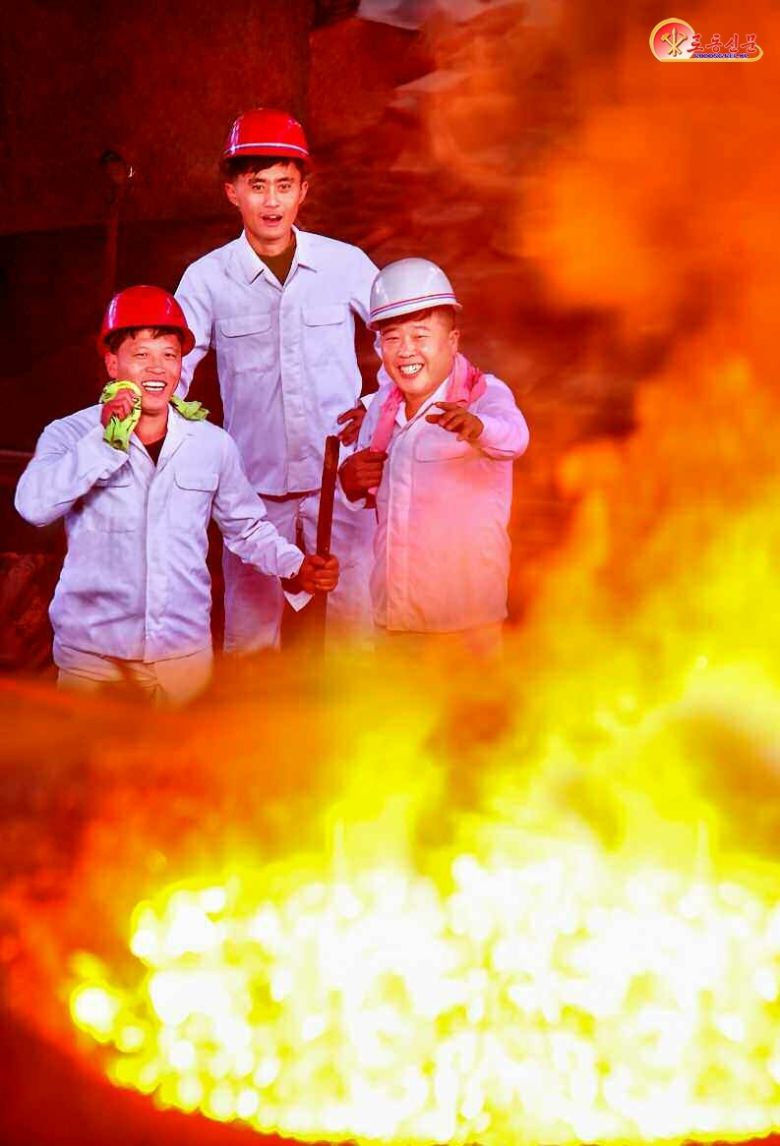 북한 노동당 기관지 노동신문은 6일 "끓는 쇠물을 바라보며 기쁨에 넘쳐 있는 평양강철공장의 용해공들"이라고 선전했다.