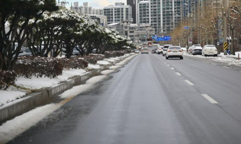 전날 내린 눈으로 빙판길과 도로 살얼음(블랙아이스), 결빙 등이 나타나는 곳이 있겠으니 교통사고나 낙상사고 등이 일어나지 않도록 각별히 주의해야 한다. 뉴스1 자료사진