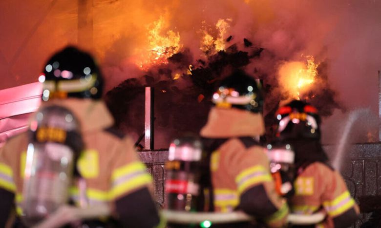 한 업체 야적장에서 화재가 발생해 소방관들이 진화 작업을 하고 있다. 연합뉴스