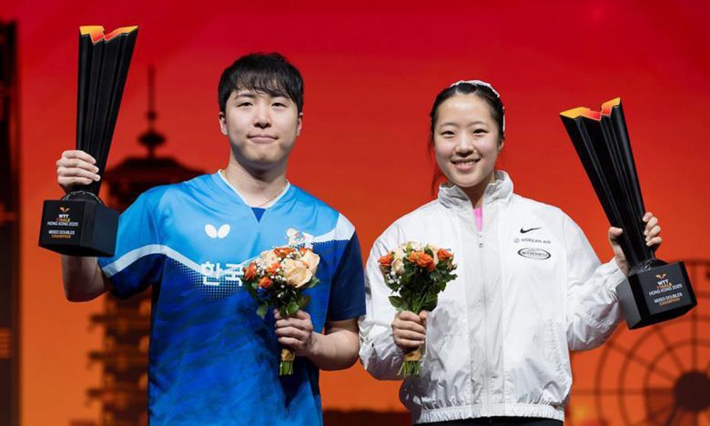 임종훈(왼쪽)과 신유빈이 13일 중국 홍콩에서 열린 월드테이블테니스(WTT) 홍콩 파이널스 2025 혼합 복식에서 우승을 차지한 뒤 트로피를 들고 환하게 웃고 있다. WTT 인스타그램 캡처