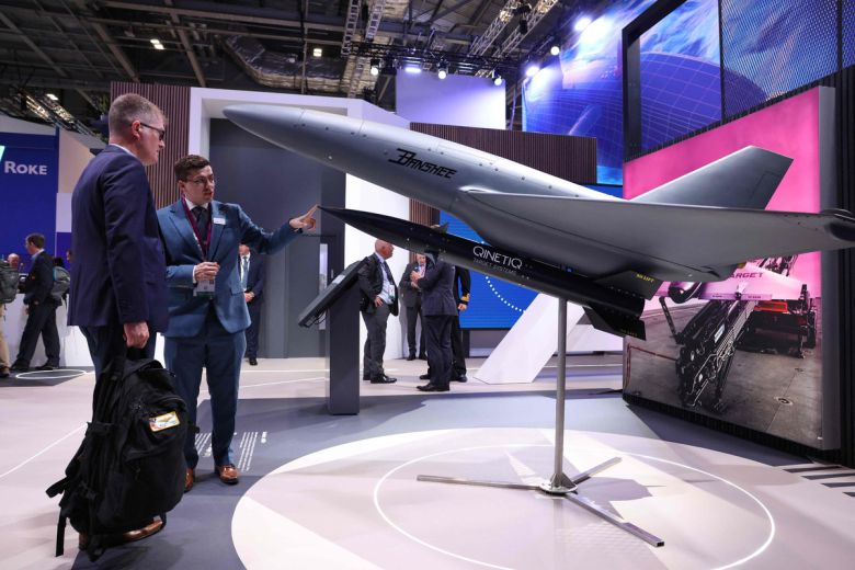 지난 9월 9일 런던에서 열린 안보장비 전시회에서 참석자들이 무인기 모형을 관람하고 있다. AFP연합뉴스
