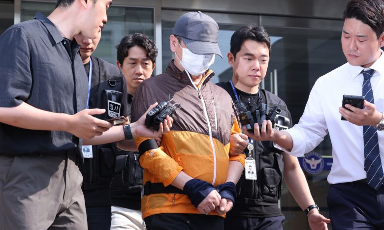 ‘사제 총기 살인 사건’ 피의자 A(62)씨가 지난 7월30일 인천논현경찰서에서 검찰로 송치되고 있다. 인천=뉴스1