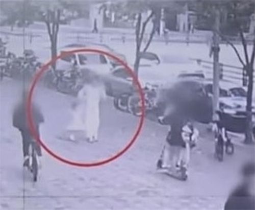 지난 10월 인천 연수구 인도에서 모녀를 향해 돌진하는 전동 킥보드. 인천연수경찰서 제공