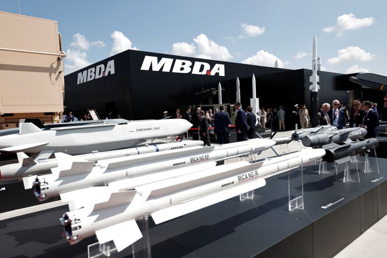 지난 6월 15일 파리에서 열린 파리 에어쇼에서 유럽 MBDA가 만드는 공대공미사일 등이 전시되어 있다. 로이터연합뉴스