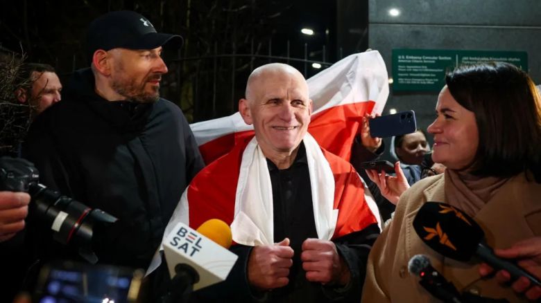 13일(현지시간) 벨라루스 감옥에서 풀려난 2022년도 노벨평화상 수상자 알레스 비알리아츠키가 이웃 나라 리투아니아 수도 빌뉴스에 도착하며 시민들의 환영을 받고 있다. 로이터연합뉴스