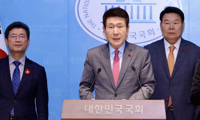 이강덕 포항시장은 지난 12일 서울 국회 소통관에서 공동대응 호소문 발표를 하고 있다.