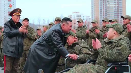 13일 열린 러시아 파병 북한 공병부대 귀국 환영식에서 김정은 북한 국무위원장이 부대원을 끌어안고 있다. 조선중앙TV·뉴시스