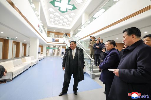 김정은 북한 국무위원장이 구성시병원 완공식에 참석해 병원 시설을 둘러보고 있다. 지난 6월, 9월에도 이 병원 공사 현장을 방문해 진척 상황을 살피는 등 큰 관심을 표현해 왔다. 조선중앙통신·연합뉴스