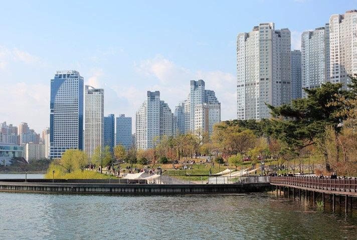 오피스텔은 교통·배후수요·상품성의 영향을 아파트보다 더 크게 받는다. 실거주자는 관리비와 커뮤니티까지 꼼꼼히 확인해야 한다. 게티이미지