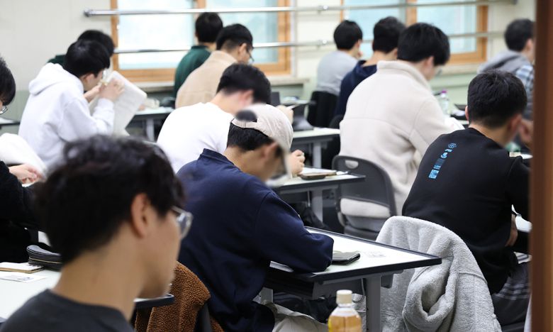2026학년도 대학수학능력시험일인 지난 11월 13일 한 시험장에서 수험생들이 시험 준비를 하고 있다. 연합뉴스