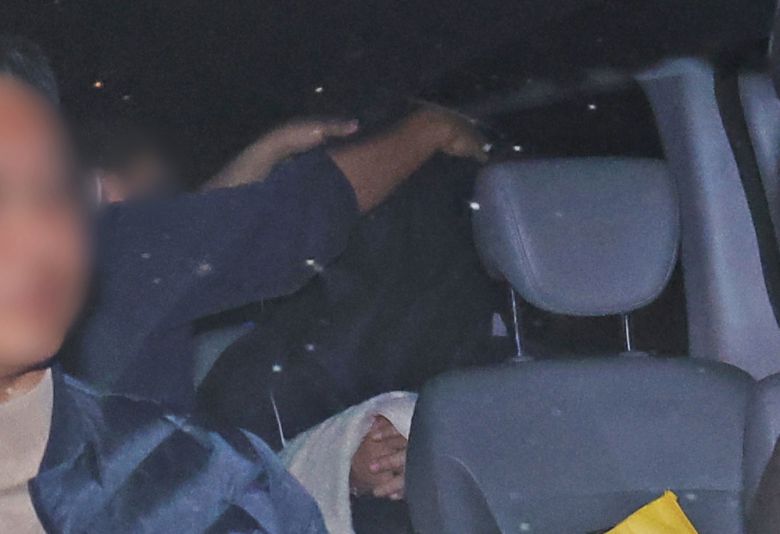 일가족 5명을 살해한 50대 남성이 지난 4월15일 경기도 용인서부경찰서로 압송되고 있다. 용인=연합뉴스