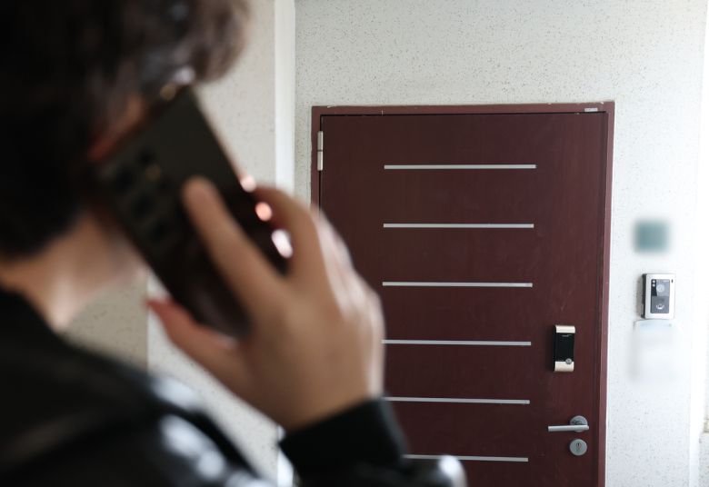 지난 4월15일 일가족이 숨진 채 발견된 경기 용인시의 한 아파트의 모습. 용인=뉴스1