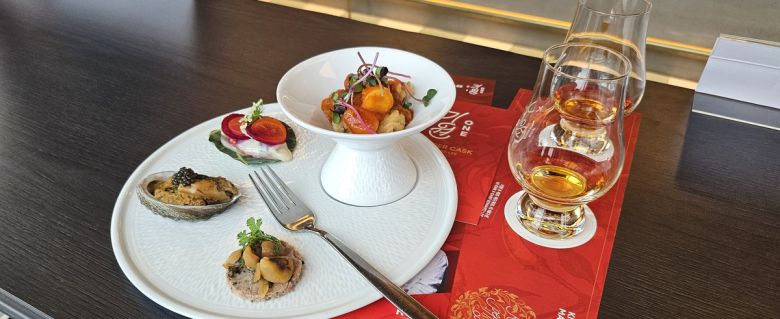 기원 위스키가 선보인 위스키 '레드 페퍼 캐스크'와 에드워드 리 셰프가 직접 만든 페어링 음식. 박윤희 기자