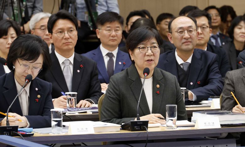 발언하는 鄭장관 정은경 보건복지부 장관(가운데)이 16일 세종시 정부세종컨벤션센터에서 열린 보건복지부 업무보고에서 발언하고 있다. 대통령실사진기자단