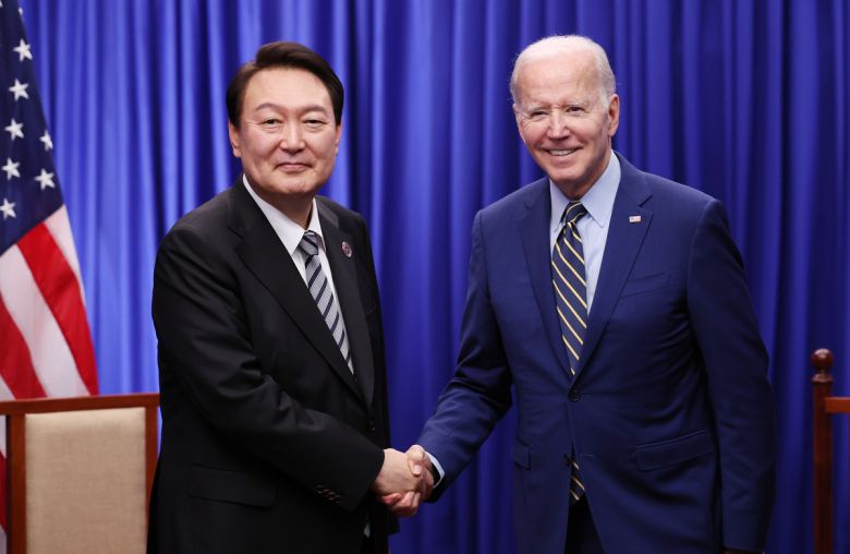 윤석열 전 대통령과 조 바이든 전 미국 대통령. 사진은 두 사람이 현직 시절인 2022년 11월 캄보디아 프놈펜에서 만나 한·미 정상회담을 갖기 전 기념 촬영을 하는 모습. 세계일보 자료사진