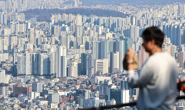 서울 중구 남산에서 바라본 아파트 단지. 뉴스1