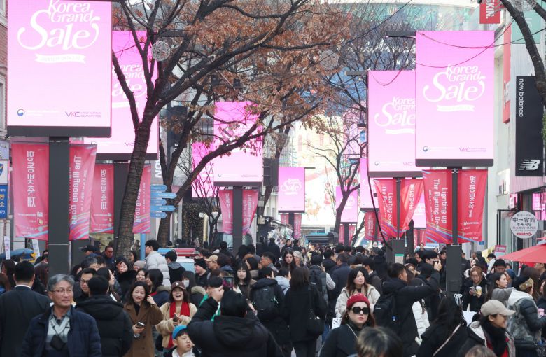 17일 서울 중구 명동거리에 2026코리아그랜드세일이 시작됨을 알리는 광고가 나오고 있다.