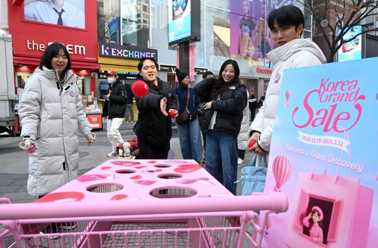 문화체육관광부와 한국방문의해위원회가 외국인의 방한 관광과 소비를 촉진하기 위한 쇼핑관광축제 '2026 코리아그랜드세일'을 내년 2월 22일까지 개최한다. 17일 서울 명동 플레이트럭에서 외국인 관광객이 이벤트 게임에 참여하고 있다.