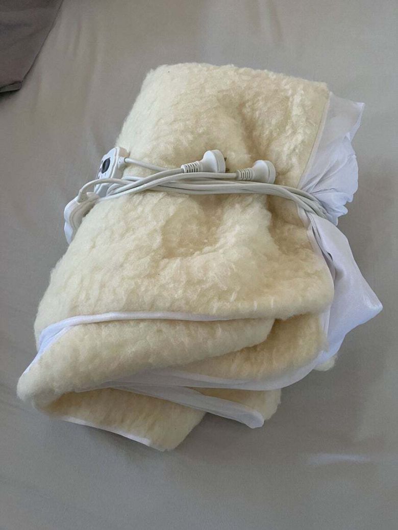 따뜻함이 깊은 잠을 보장하지는 않는다. 숙면을 원한다면 잠들기 직전 전원을 끄는 작은 습관부터 가져볼 필요가 있다. 게티이미지